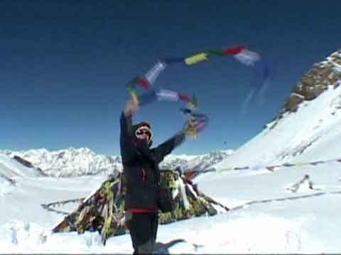 
Placing prayer flags on the Thorung La - Le Tour des Annapurnas DVD
